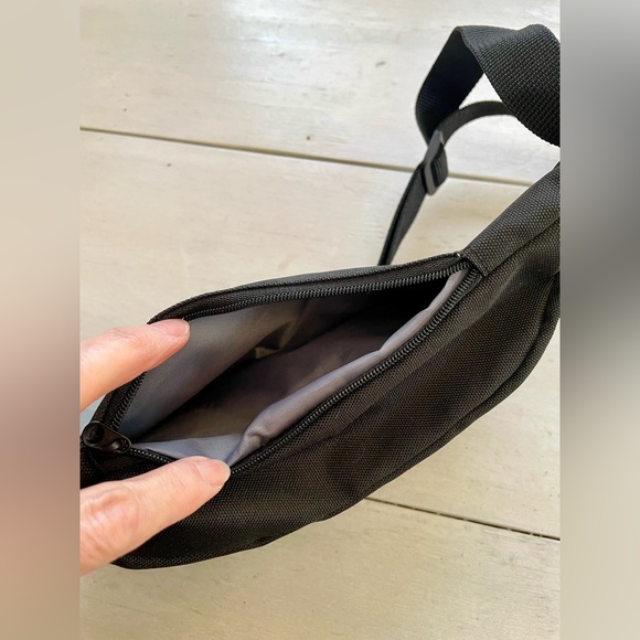 Levi’s logo sling crossbody bag - Picture 4 of 10